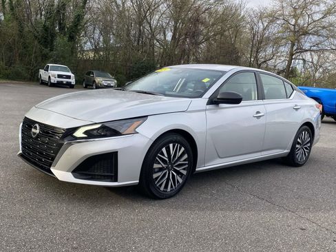 Used 2024 Nissan Altima 2.5 SV FWD image 3