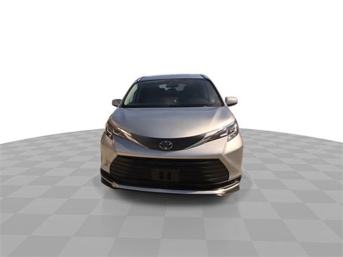 Used 2021 Toyota Sienna LE image 4