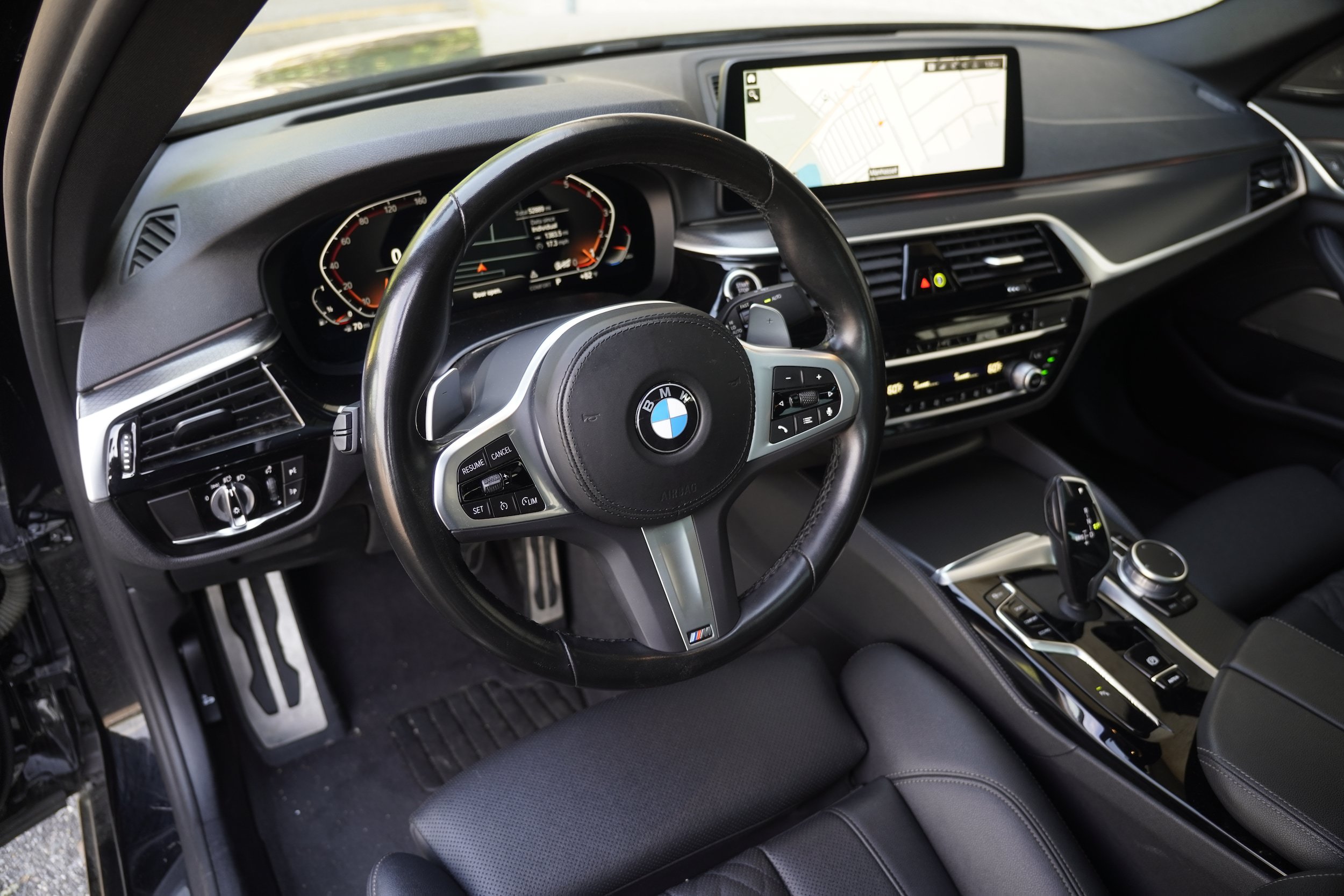 Used 2022 BMW 530i w/ M Sport Package RWD image 3
