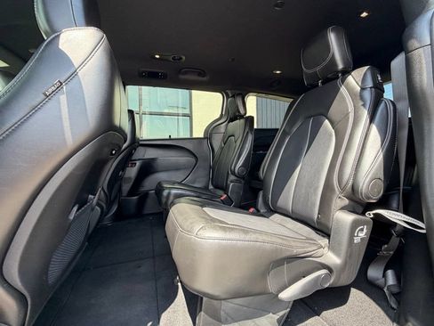 Used 2025 Chrysler Pacifica Select FWD image 10