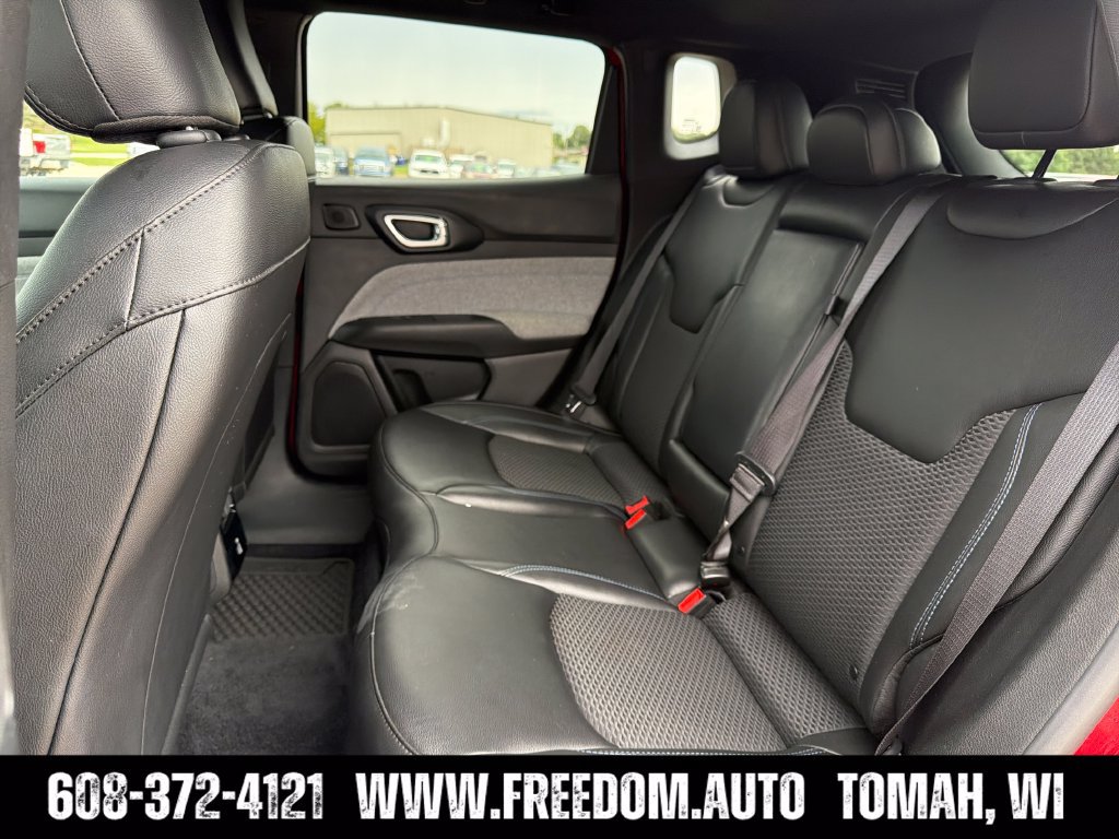 Used 2025 Jeep Compass Latitude w/ Sun & Sound Group AWD/4WD image 27