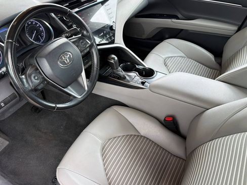 Used 2020 Toyota Camry SE w/ Sunroof Package FWD image 11