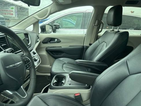 Certified 2024 Chrysler Pacifica Touring-L FWD image 6