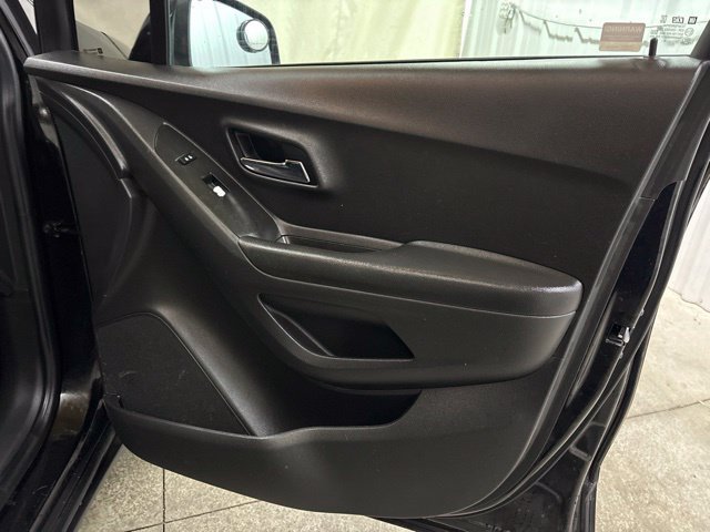 Used 2021 Chevrolet Trax LT w/ Midnight Edition FWD image 21