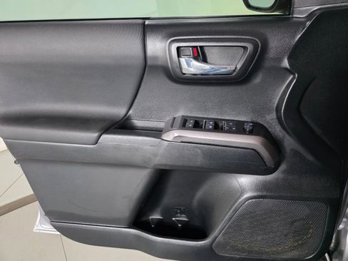 Used 2021 Toyota Tacoma TRD Off-Road w/ Technology Package AWD/4WD image 33