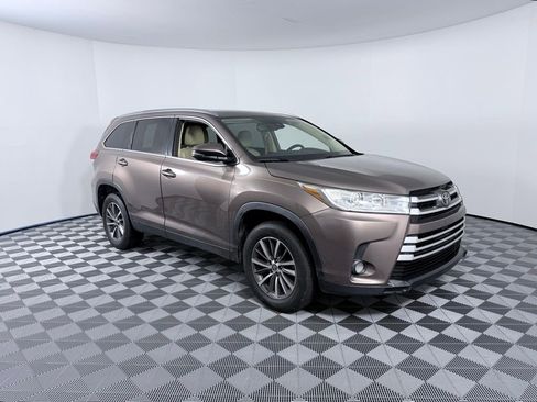 Used 2019 Toyota Highlander XLE image 2