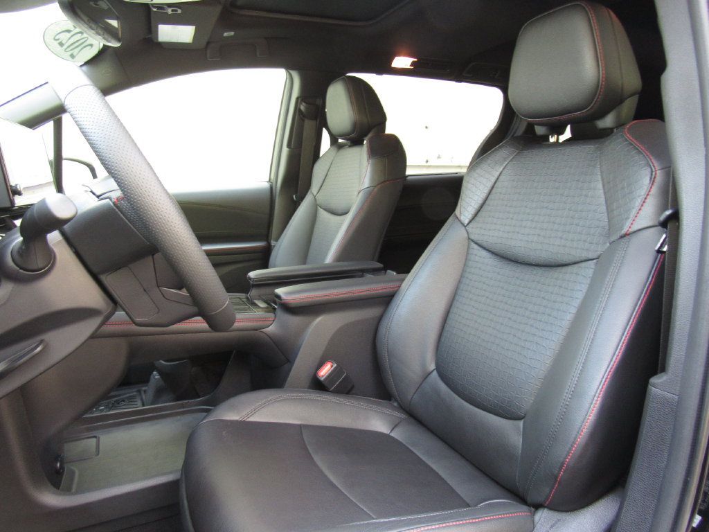 Used 2025 Toyota Sienna XSE AWD/4WD image 12