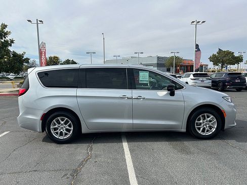 Used 2024 Chrysler Pacifica Touring-L FWD image 8
