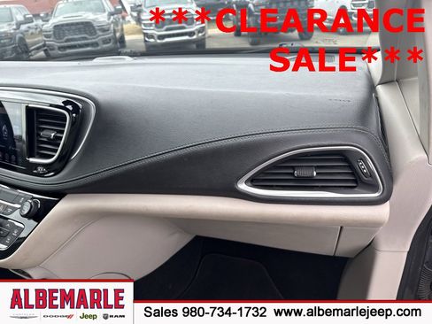 Used 2018 Chrysler Pacifica Limited image 33