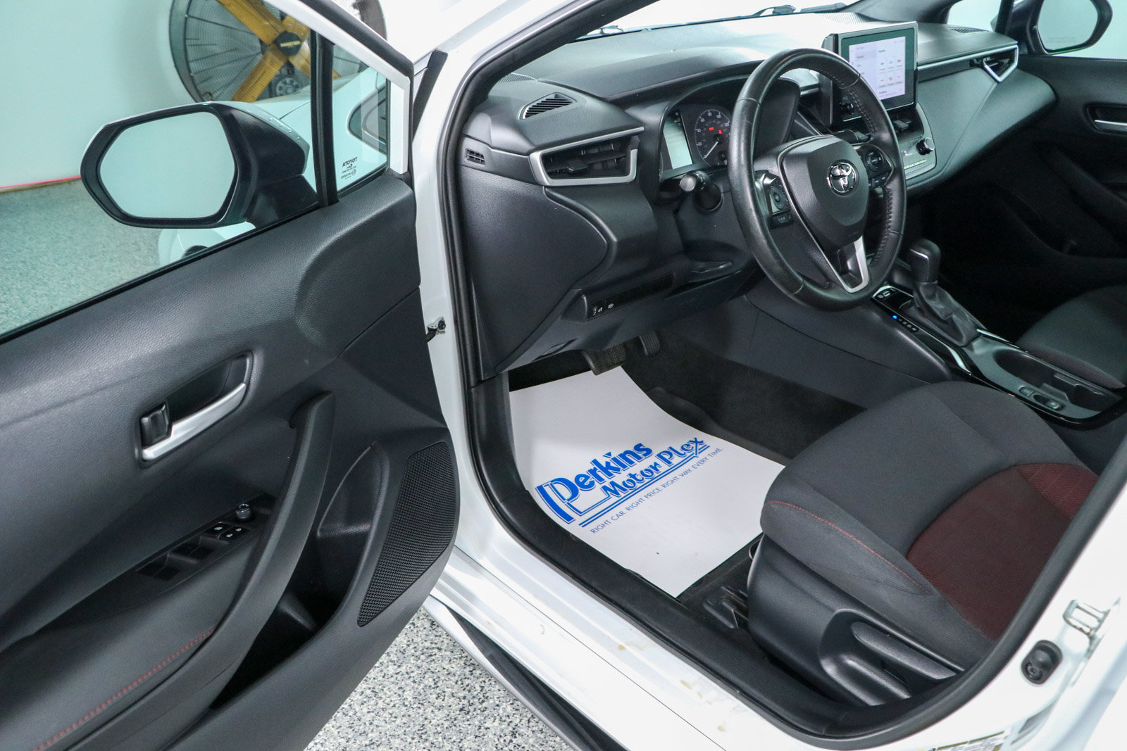 Used 2023 Toyota Corolla SE FWD image 3