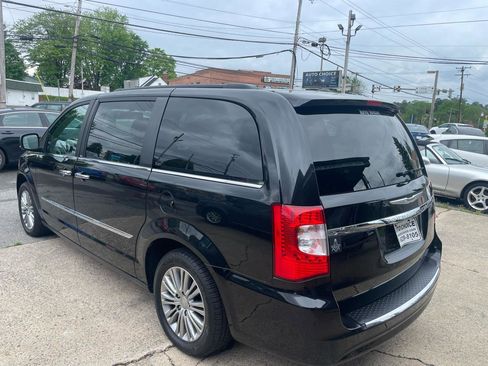 Used 2013 Chrysler Town & Country Touring-L w/ Entertainment Group #2 FWD image 10