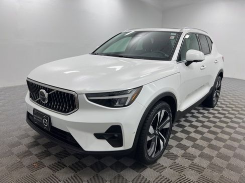 Used 2023 Volvo XC40 B5 Plus w/ Driver Assist Package image 2