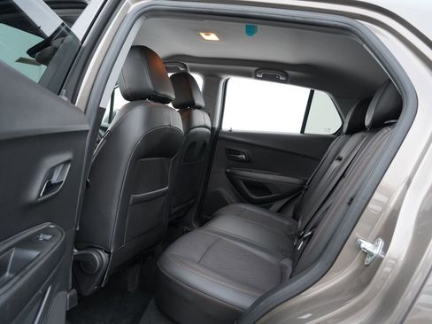 Used 2020 Chevrolet Trax LT w/ LT Convenience Package image 18