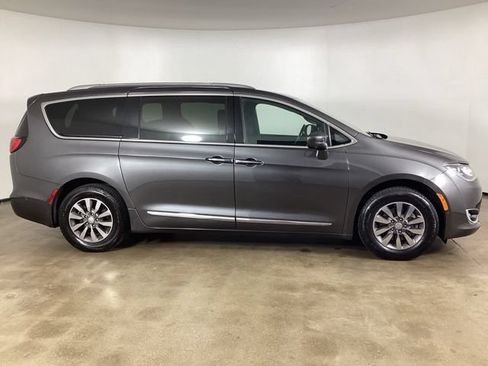 Used 2019 Chrysler Pacifica Touring-L FWD image 4