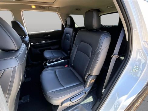 Certified 2025 Nissan Pathfinder SL w/ SL Premium Package AWD/4WD image 18