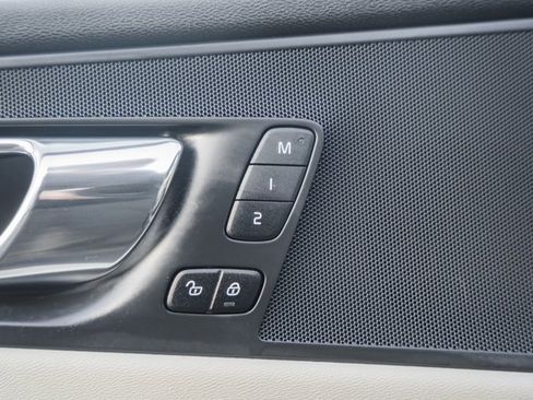 Used 2018 Volvo XC60 T6 Momentum w/ Convenience Package image 36