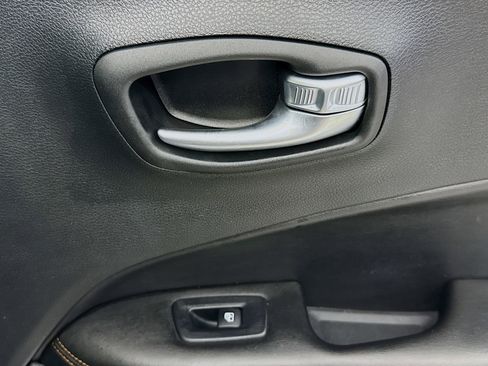 Used 2018 Jeep Compass Limited image 30