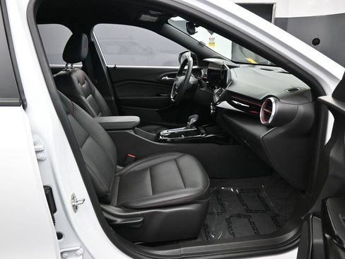 Used 2025 Chevrolet Trax RS FWD image 38
