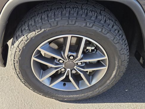 Used 2021 Jeep Grand Cherokee Laredo image 9