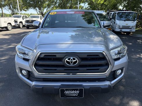 Used 2016 Toyota Tacoma SR5 w/ SR5 Appearance Package (SN) RWD image 3