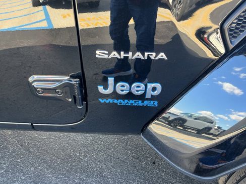 Used 2022 Jeep Wrangler Unlimited Sahara w/ Cold Weather Group image 34