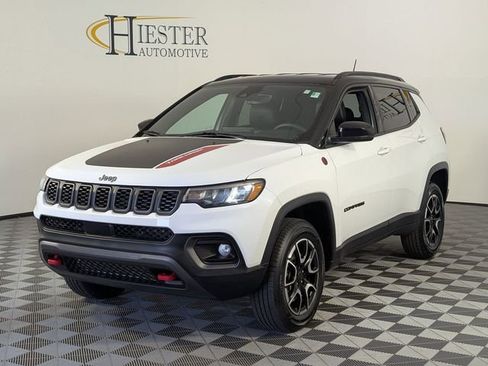 Used 2025 Jeep Compass Trailhawk w/ Trailer Tow Group AWD/4WD image 4