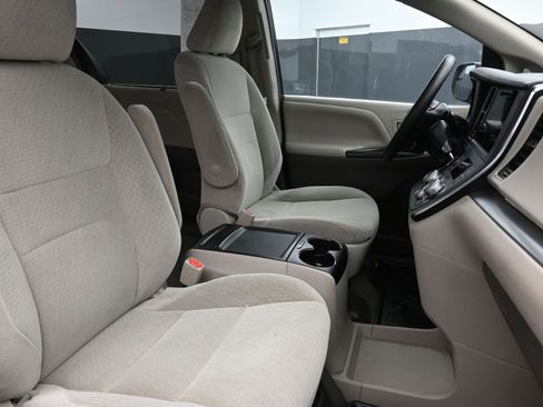 Used 2015 Toyota Sienna LE image 28