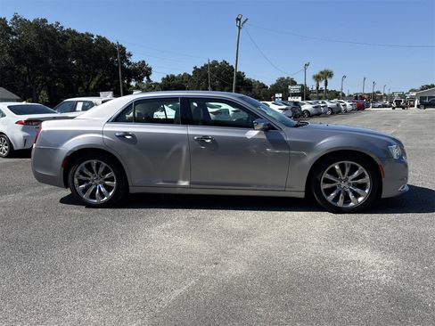 Used 2018 Chrysler 300 Limited image 6