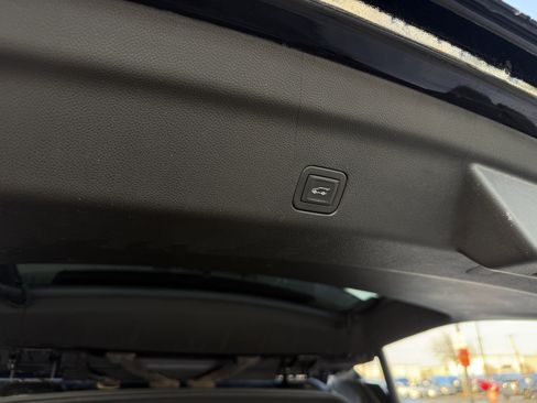 Used 2025 Chevrolet Suburban Z71 image 48