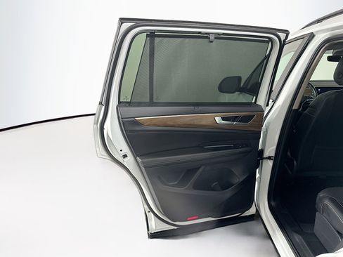 Used 2025 Volkswagen Atlas SE image 27