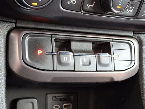 Used 2022 GMC Acadia AT4 w/ Technology Package image 19