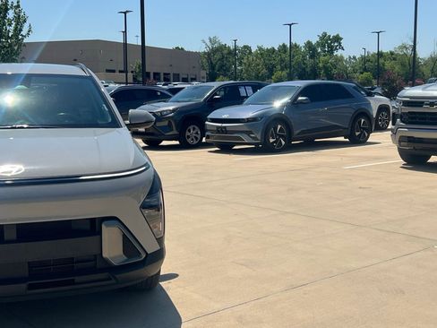 Used 2024 Hyundai Kona SEL w/ Convenience Package FWD image 3