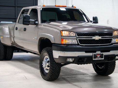 Used 2006 Chevrolet Silverado 3500 LT w/ Heavy-Duty Power Package AWD/4WD image 8