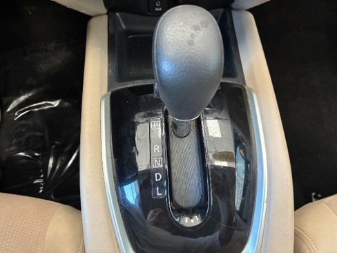 Used 2016 Nissan Rogue SV image 24