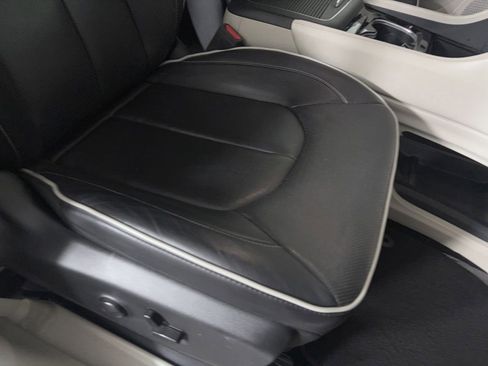 Used 2023 Chrysler Pacifica Limited FWD image 29