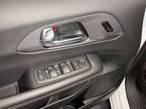New 2026 Chrysler Pacifica Select image 17