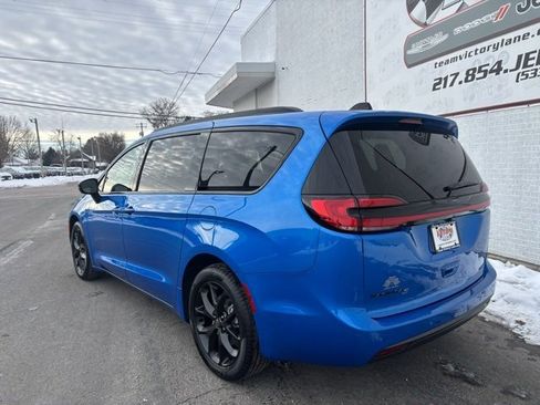 New 2026 Chrysler Pacifica Select w/ S Appearance Package image 6