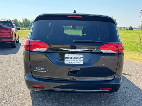 Used 2023 Chrysler Voyager LX FWD image 5