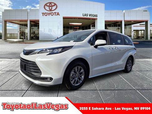 Used 2025 Toyota Sienna XLE image 1
