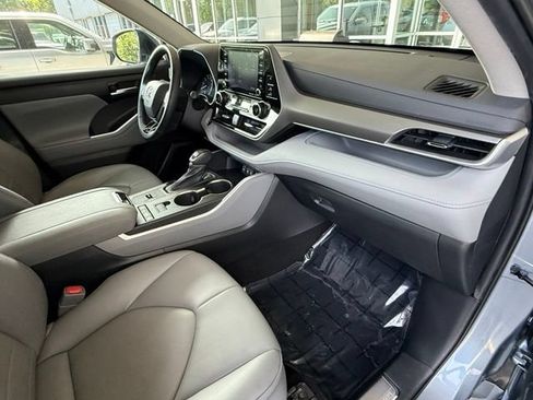Used 2020 Toyota Highlander XLE FWD image 19