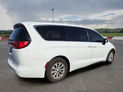 Used 2018 Chrysler Pacifica LX w/ Tire & Wheel Group FWD image 3
