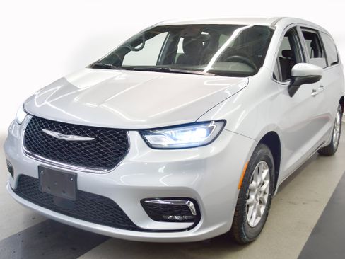 Used 2023 Chrysler Pacifica Touring FWD image 4