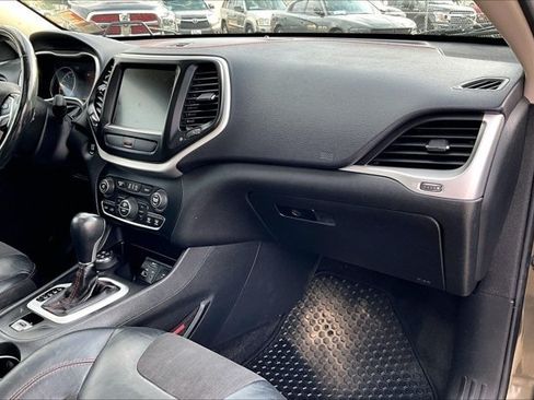 Used 2015 Jeep Cherokee Trailhawk w/ Comfort/Convenience Group AWD/4WD image 25