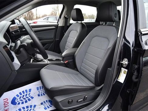 Certified 2025 Volkswagen Jetta SE w/ Sunroof Package image 20