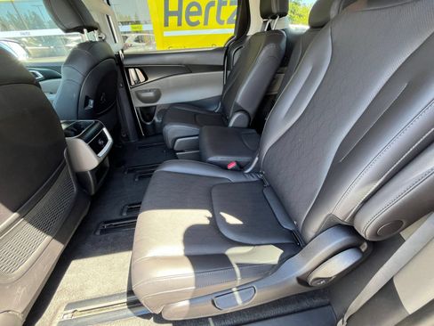 Used 2026 Kia Carnival FWD image 28