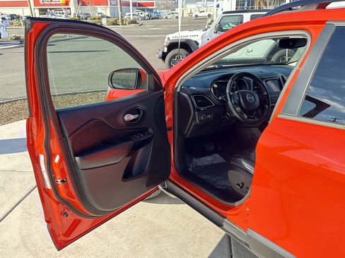 Used 2021 Jeep Cherokee Latitude Plus image 10