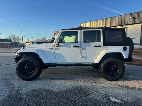 Used 2017 Jeep Wrangler Unlimited Sahara AWD/4WD image 10