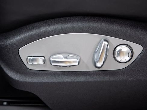 Certified 2025 Porsche Macan image 18