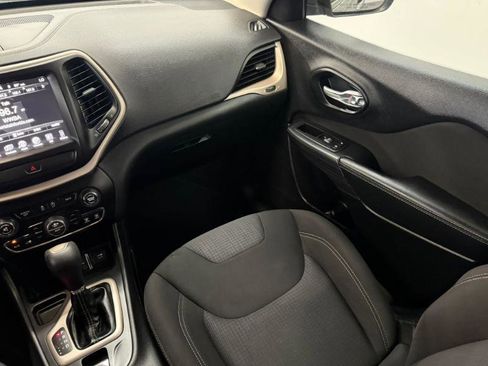 Used 2015 Jeep Cherokee Latitude w/ Comfort/Convenience Group FWD image 18