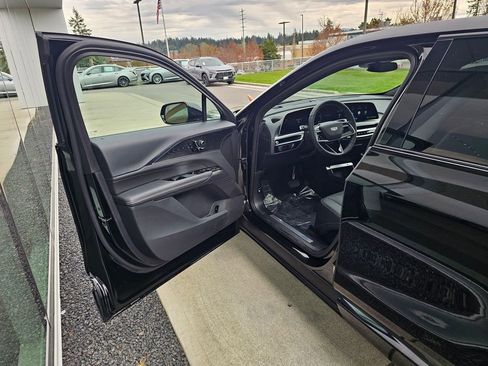 Used 2025 Cadillac Lyriq Sport AWD/4WD image 18